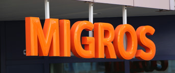 Schriftzug einer Migrosfiliale Schriftzug einer Migrosfiliale